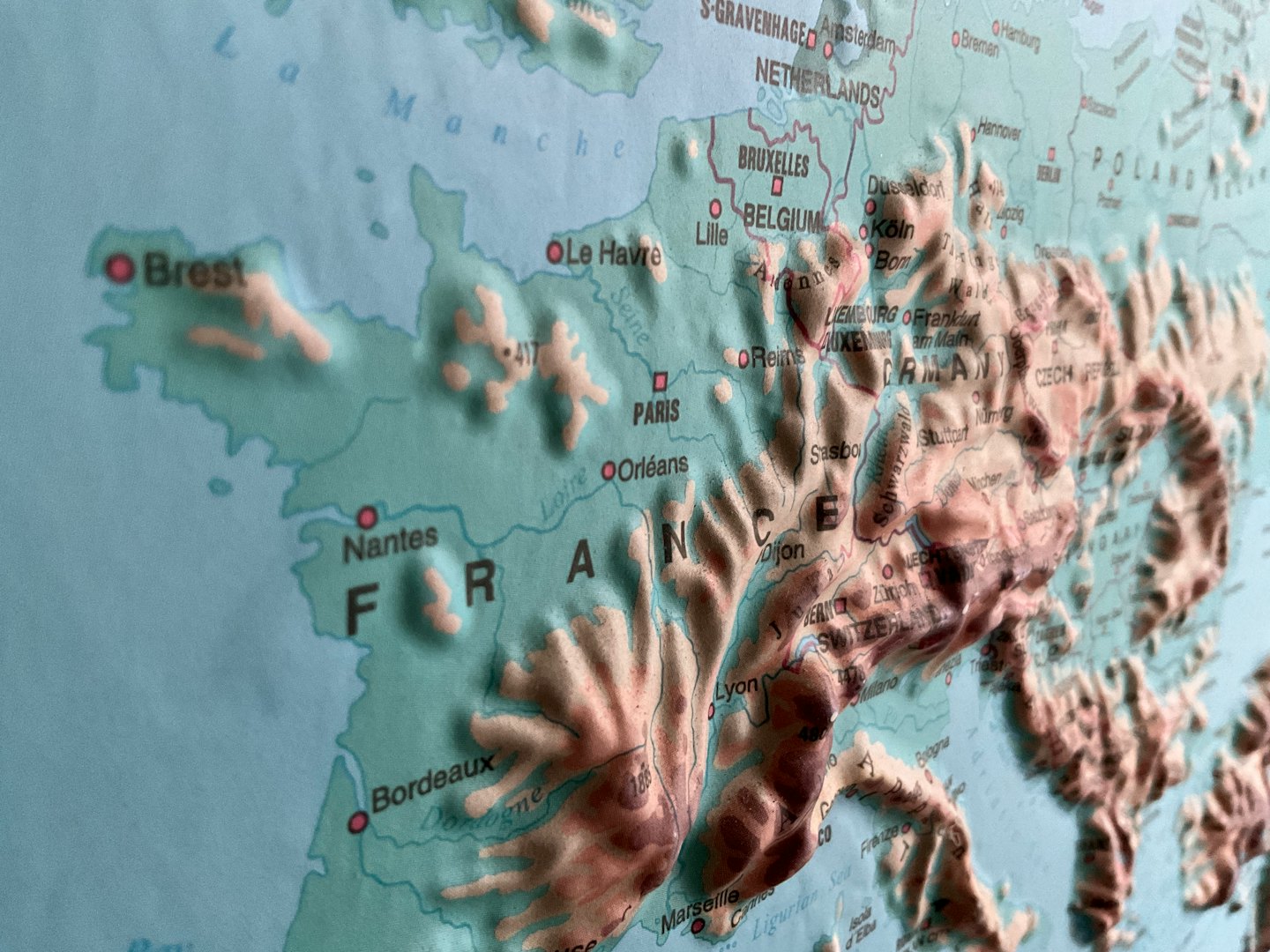 Une carte en trois dimensions et texturée affiche la topographie de l'Europe de l'Ouest.